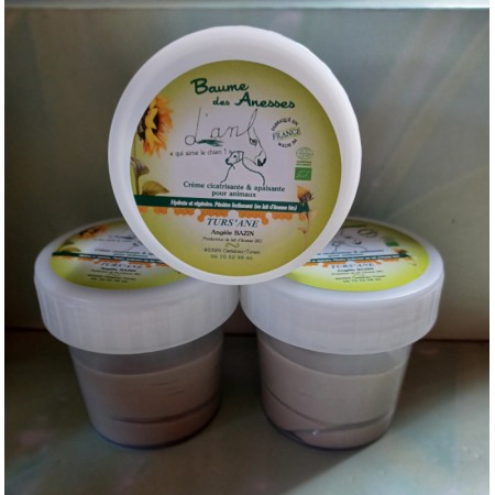 Prenez soin de vos compagnons à quatre pattes avec ce baume réparateur pour animaux au lait d'ânesse. Prenez soin de vos compagnons à quatre pattes avec ce baume réparateur pour animaux au lait d'ânesse.