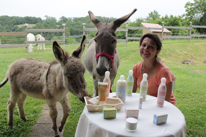 Angèle Bazin, dans sa ferme de Nouvelle-Aquitaine, entourée de ses ânes et de ses produits cosmétiques.