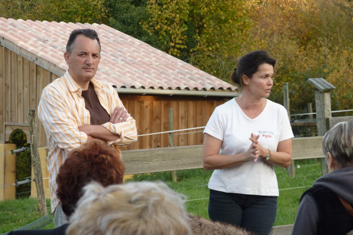 Angèle et Jean-Pierre Bazin font visiter leur ferme de Nouvelle-Aquitaine.