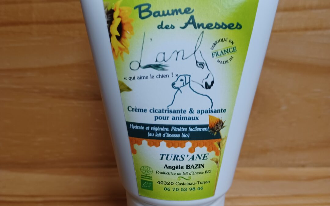 Une nouvelle gamme au lait d’ânesse pour tous nos compagnons à 4 pattes ! Le « Baume des Ânesses » il a tout bon pour calmer les irritations, les démangeaisons, cette crème à l’odeur très agréable s’applique facilement, l’animal n’a pas envie de se lécher ensuite…elle cicatrise, régénère et est aussi antiseptique !